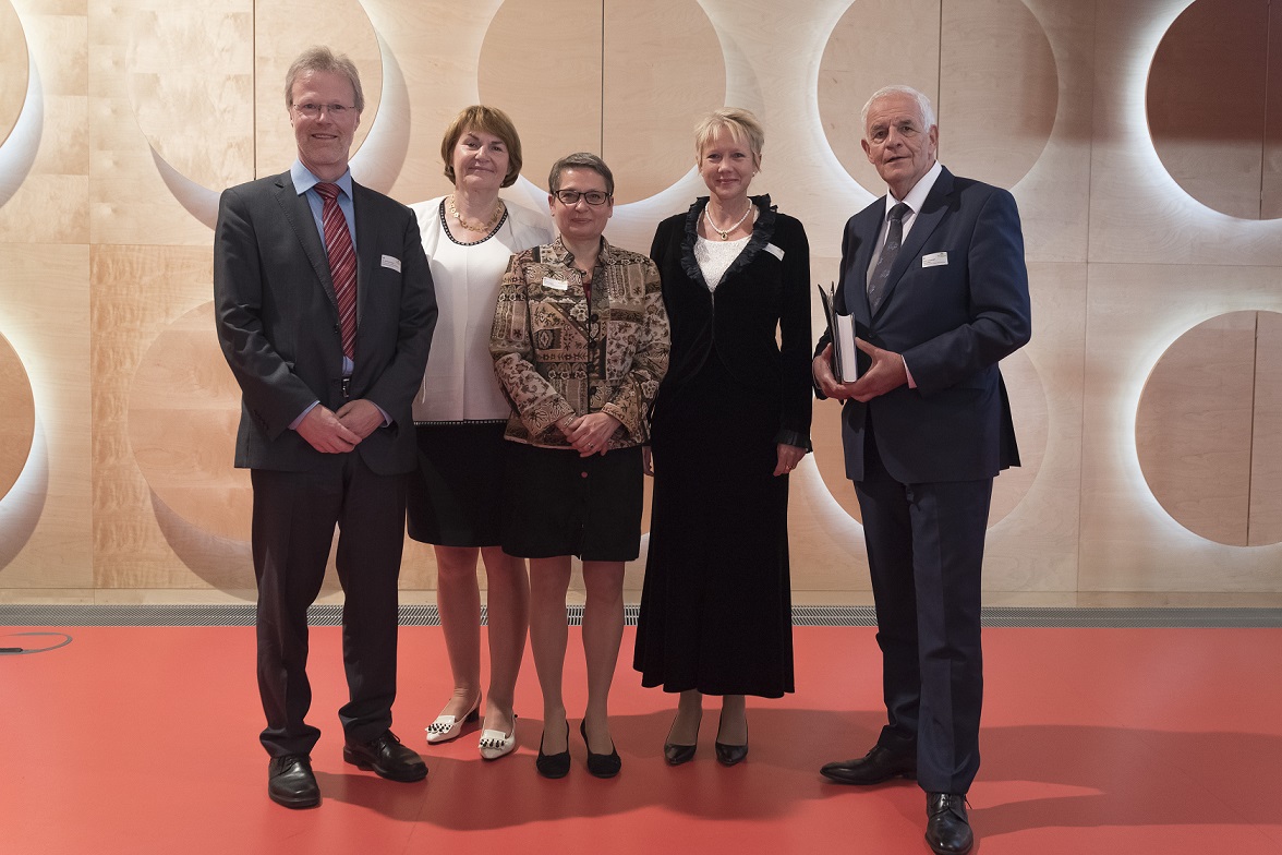 Foto von der Veranstaltung 60 Jahre Arbeitsgerichtsbarkeit - Hospitalhof Das Bild wurde beim Jubiläum 60 Jahre Arbeitsgerichtsbarkeit im Hospitalhof aufgenommen. Es zeigt (v.r.n.l.) Justizminister Rainer Stickelberger, Ministerialdirektorin Inken Gallner, Präsidentin des BGH Bettina Limperg, Präsidentin des BAG Ingrid Schmidt, Präsident des LAG Dr. Eberhard Natter