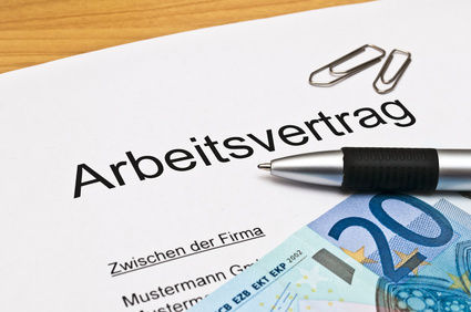 Bild zeigt Arbeitsvertrag, 20-Euro-Schein, Kugelschreiber sowie zwei Büroklammern