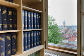 Bild zeigt einen kleinen Teilbereich der Bibliothek der Kammern Ravensburg mit Blick über Ravensburg aus dem Fenster