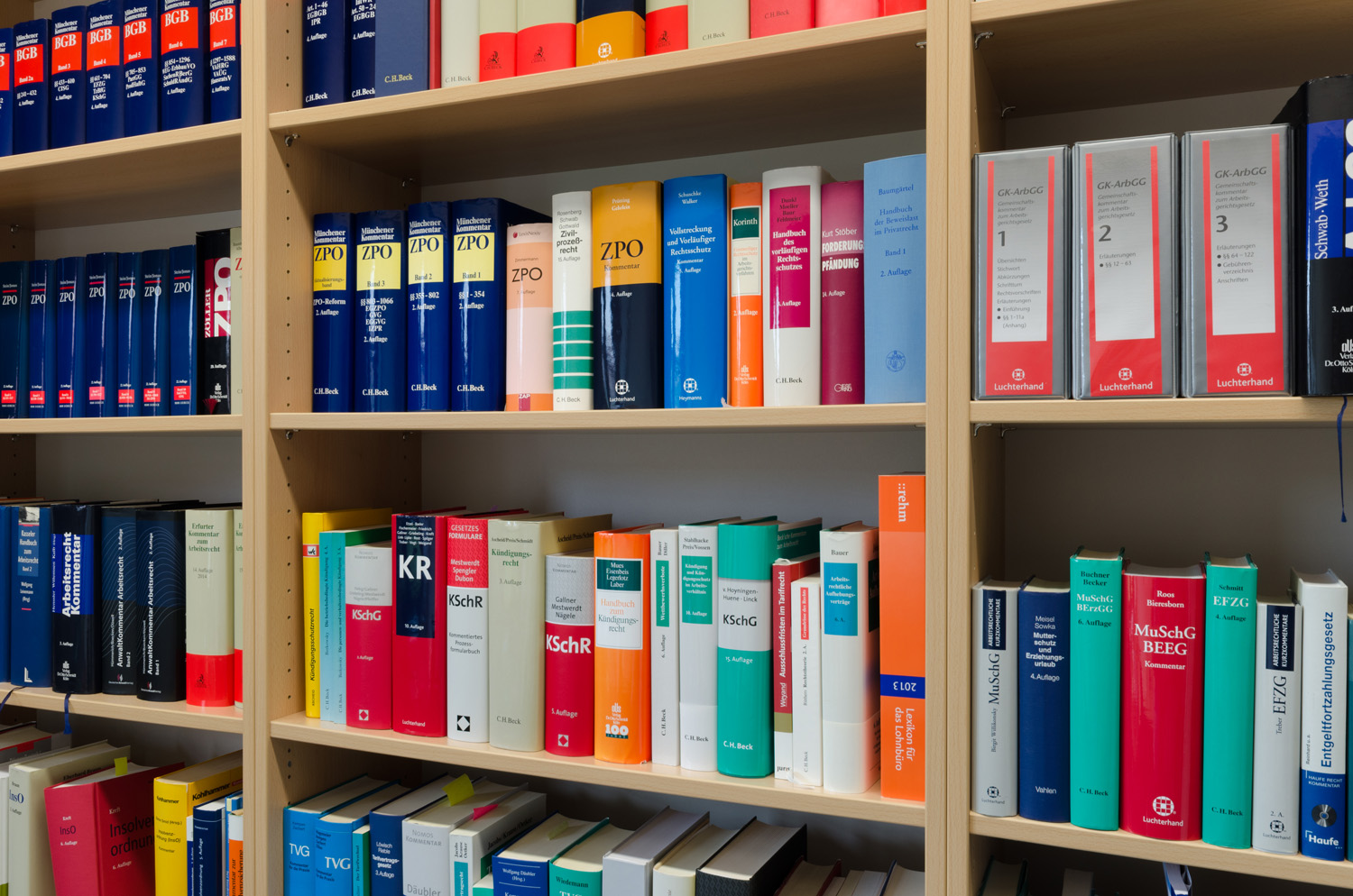 Bild zeigt Teilbereich der Bibliothek des Arbeitsgerichts Ulm