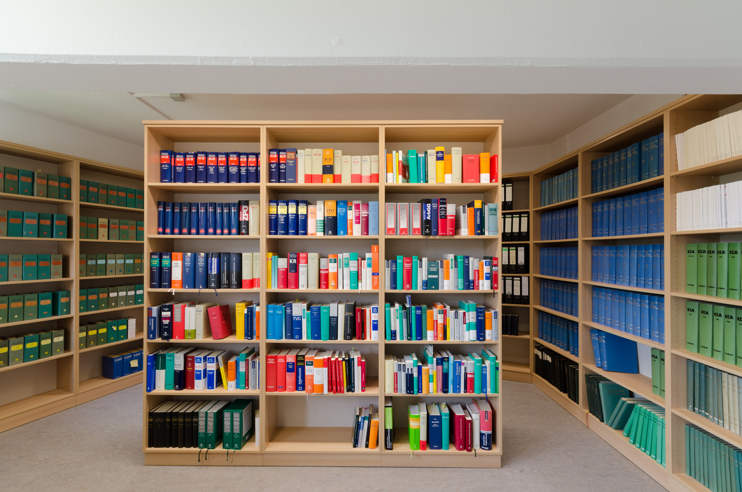 Bild zeigt Blick in die Bibliothek des Arbeitsgerichts Ulm