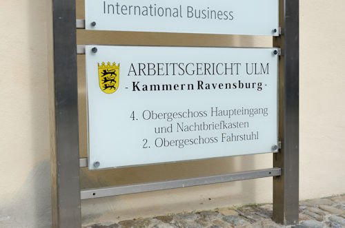 Bild zeigt Schild mit Angaben zu den Kammern Ravensburg des Arbeitsgerichts Ulm Bild zeigt Schild mit Angaben zu den Kammern Ravensburg des Arbeitsgerichts Ulm
