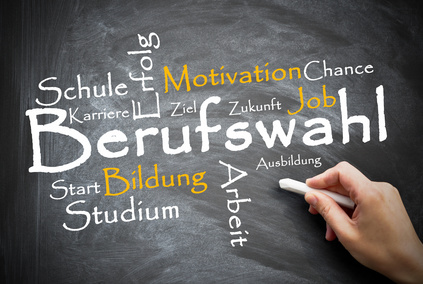 Das Bild zeigt ein kreatives Bild mit einer Tafel und der Aufschrift "Berufswahl" in der Mitte, oben "Schule, Karriere, Erfolg, Motivation, Chance, Ziel, Zukunft, Job". Unten im Bild "Start, Bildung, Studium, Arbeit, Ausbildung". Rechts unten im Bild eine Hand mit Kreide bei der Beschriftung. Das Bild zeigt ein kreatives Bild mit einer Tafel und der Aufschrift "Berufswahl" in der Mitte, oben "Schule, Karriere, Erfolg, Motivation, Chance, Ziel, Zukunft, Job". Unten im Bild "Start, Bildung, Studium, Arbeit, Ausbildung". Rechts unten im Bild eine Hand mit Kreide bei der Beschriftung.